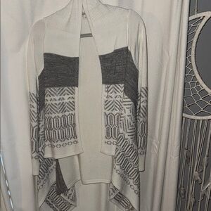 Gray and White Cardigan with Geometric Pattern and Fringe